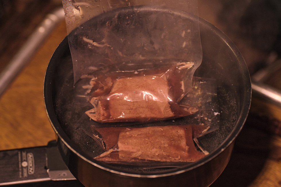 鹿肉は真空パックで冷凍販売されているため、まずは解凍をかねて軽く湯煎