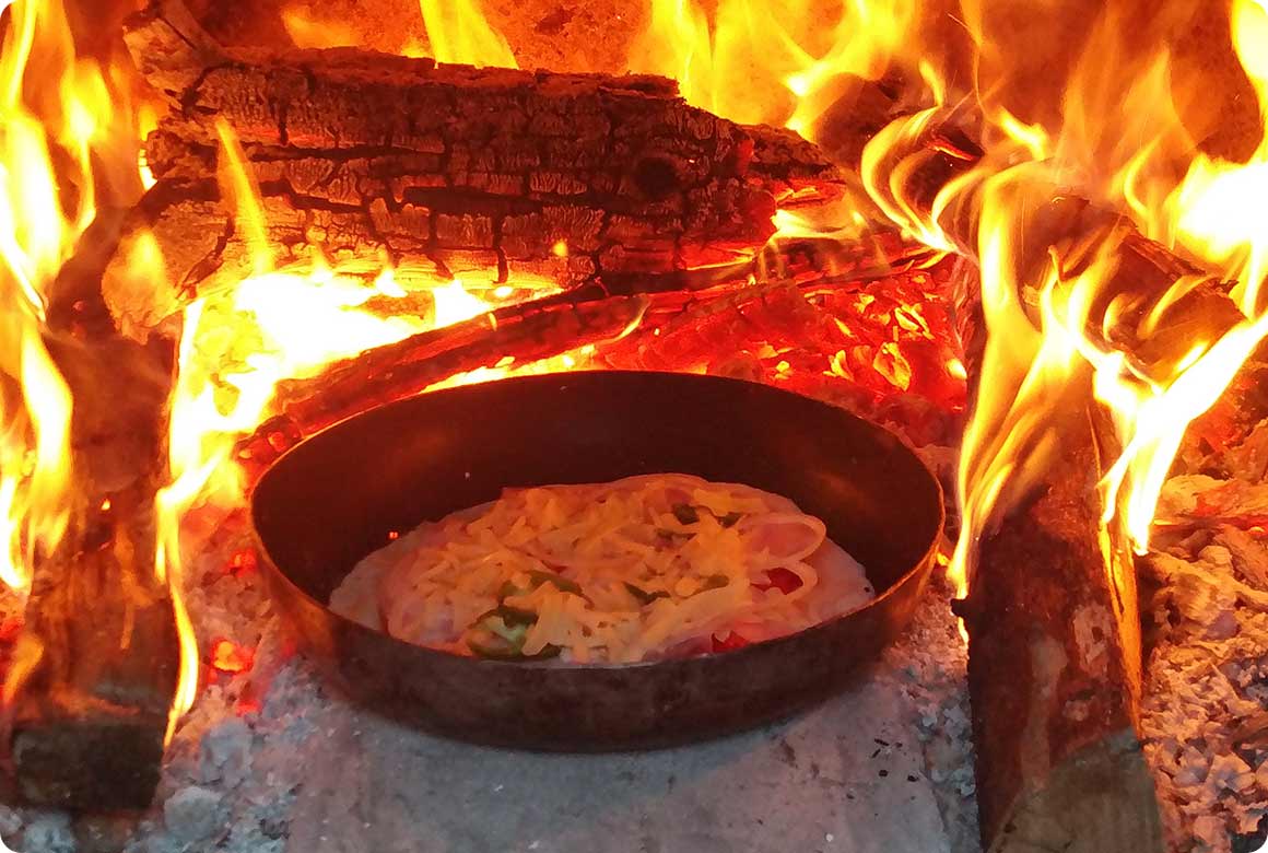 ピザ窯ではピザのほかバウムクーヘン、アヒージョなど創作料理も楽しめる