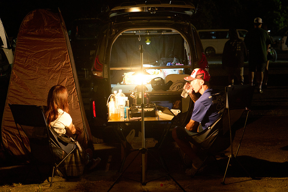 車両の隣に設置したテントは着替え用