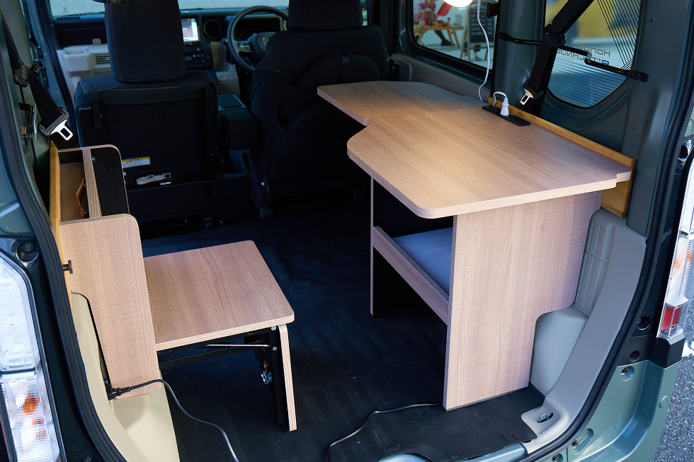 車内に折りたたみ式のチェアとテーブルを設置