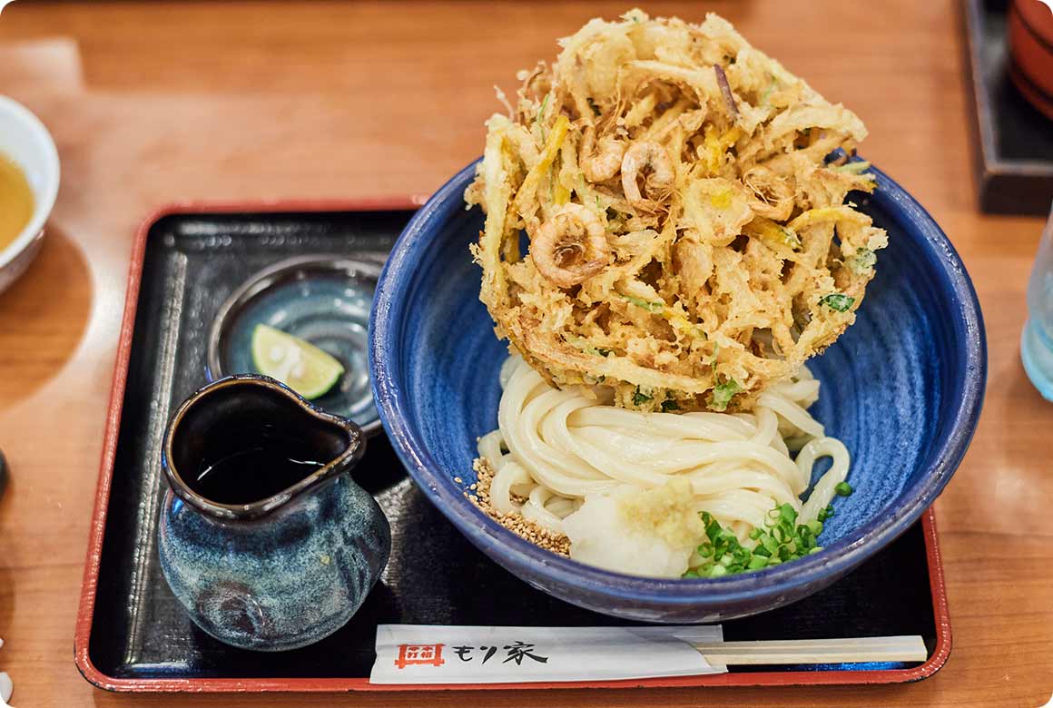 キャンプ場からほど近い、「もり家」の絶品うどんをご賞味あれ