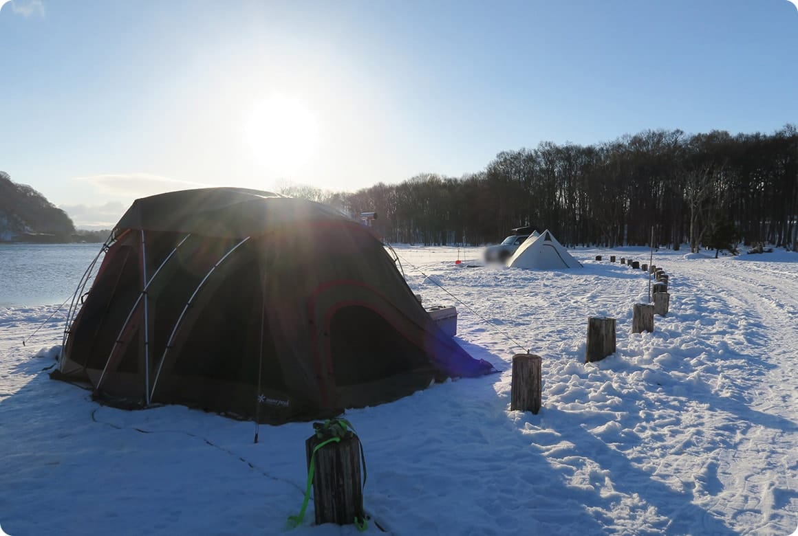 湖畔沿いのテントサイト