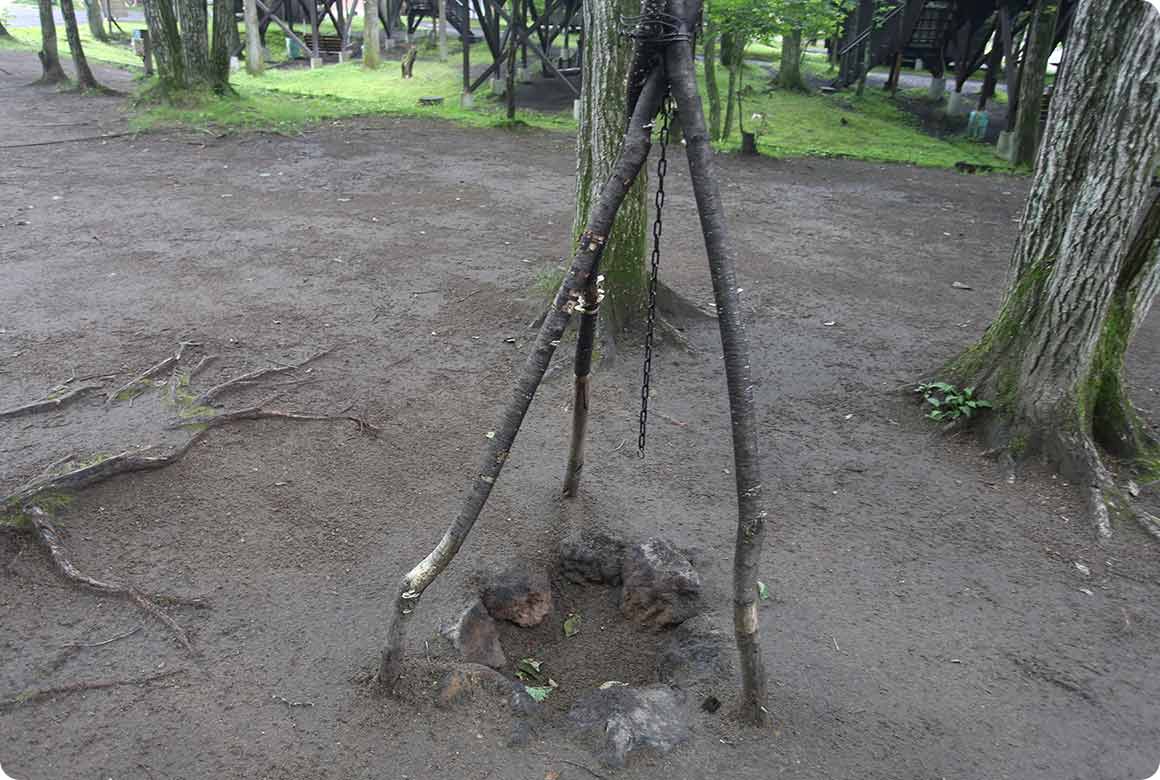 直焚き火ができるトライポッド付きの野外炉を完備