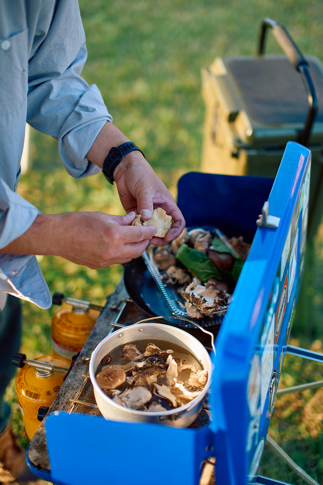 今日のご飯は、来る途中の道の駅で買った仙台の牛タンをメインディッシュに、遊漁券を購入した商店で手に入れたきのこの詰め合わせを使って、きのこ鍋を作りましょう