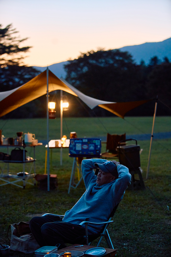 空のグラデーションを楽しんだら、本格的に冷えてくる前に、焚き火にあたろうか