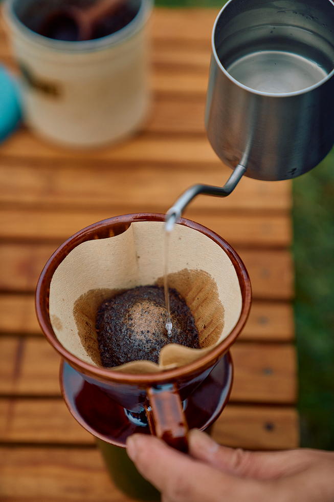 沸騰したてのお湯を1回ポットに移してから、荒めに挽いた豆に注ぎます