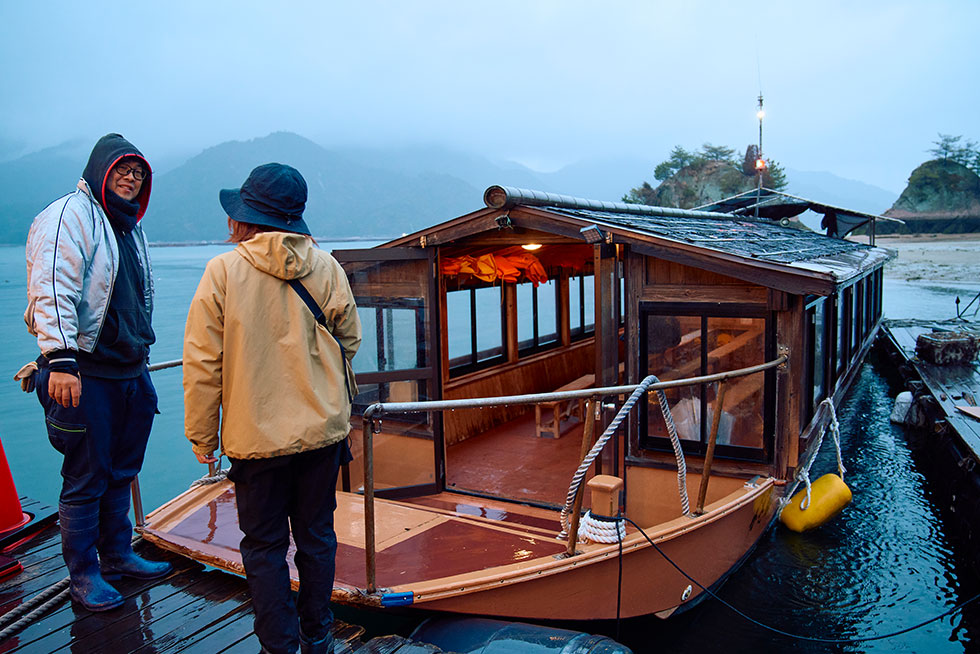 見学船に乗り込みます