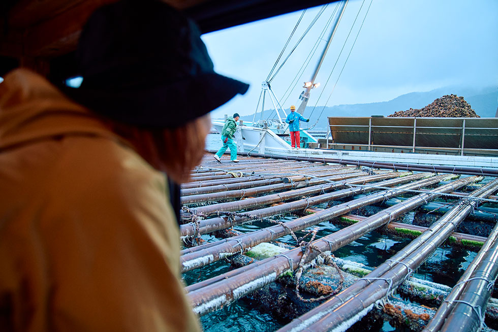 蠣筏に横付けするように停泊