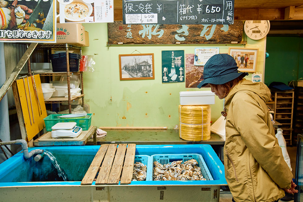 キャンプご飯用の牡蠣を見繕い