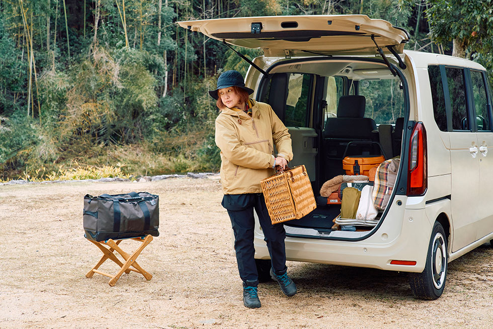 リアシートを倒したN-BOXの荷室