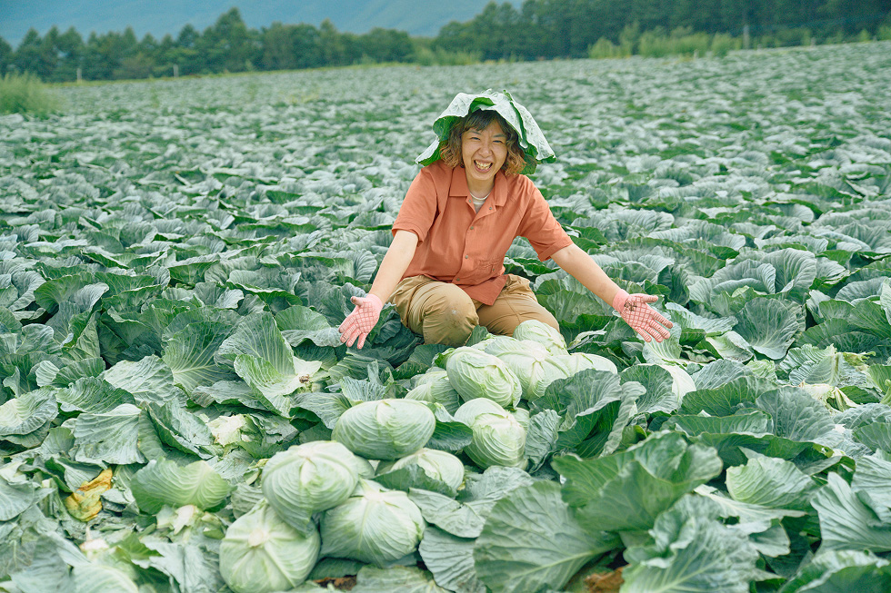 キャベツの外葉を頭にかぶる