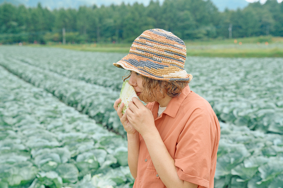 キャベツの断面の香りを嗅ぐ