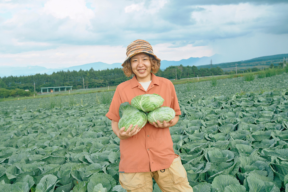 3玉のキャベツを抱える
