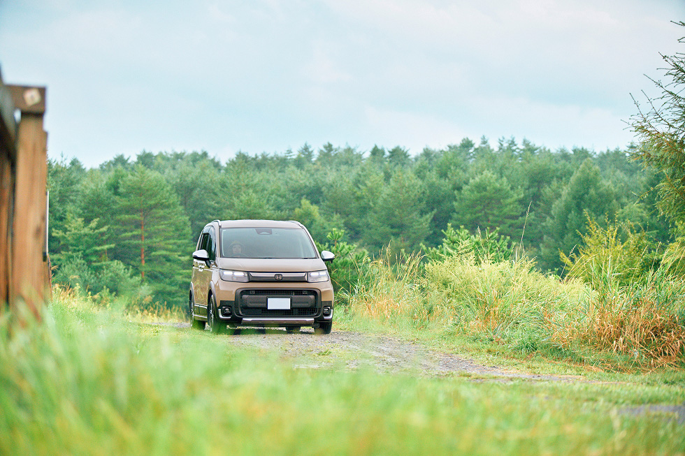 キャンプ場の中をクルマで移動
