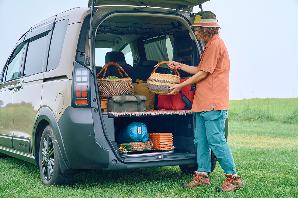 クルマにキャンプ道具を積み込む