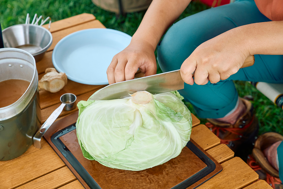 キャベツに包丁を入れる