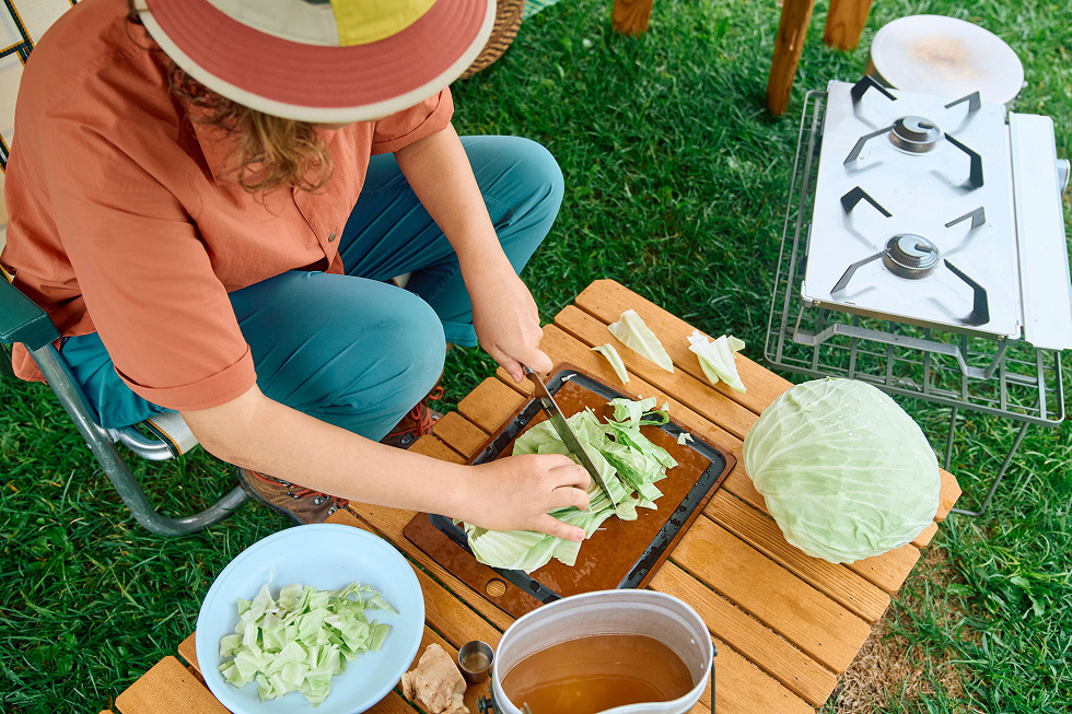 キャベツを用途別に切り分ける