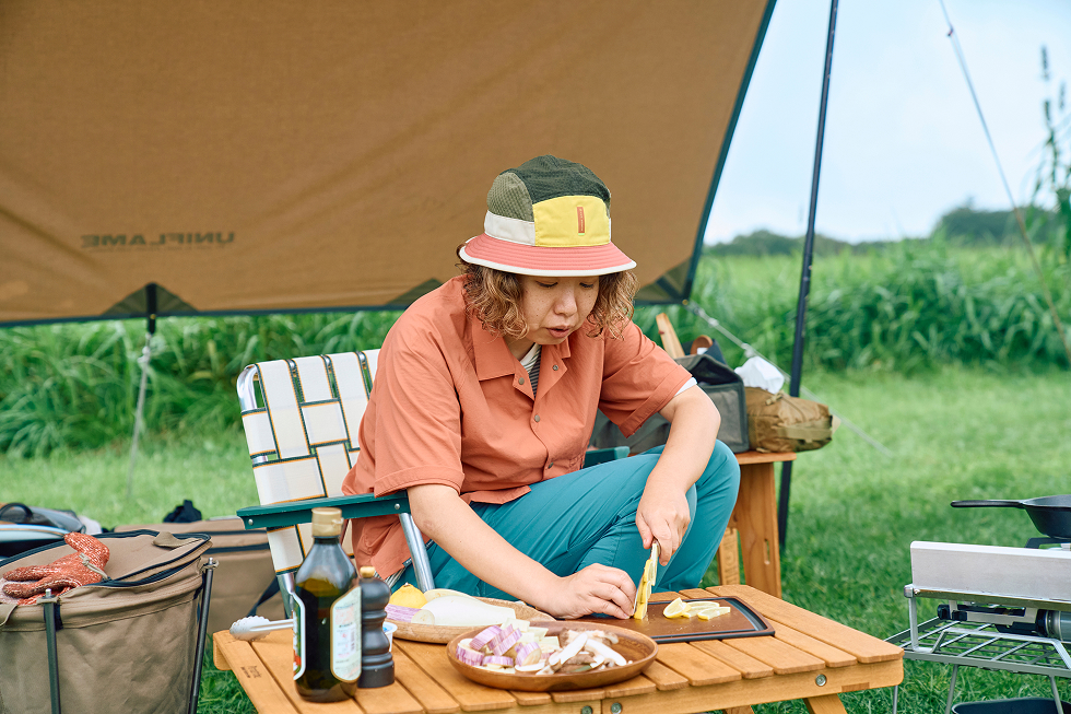 キャベツ以外の食材の下拵えをする