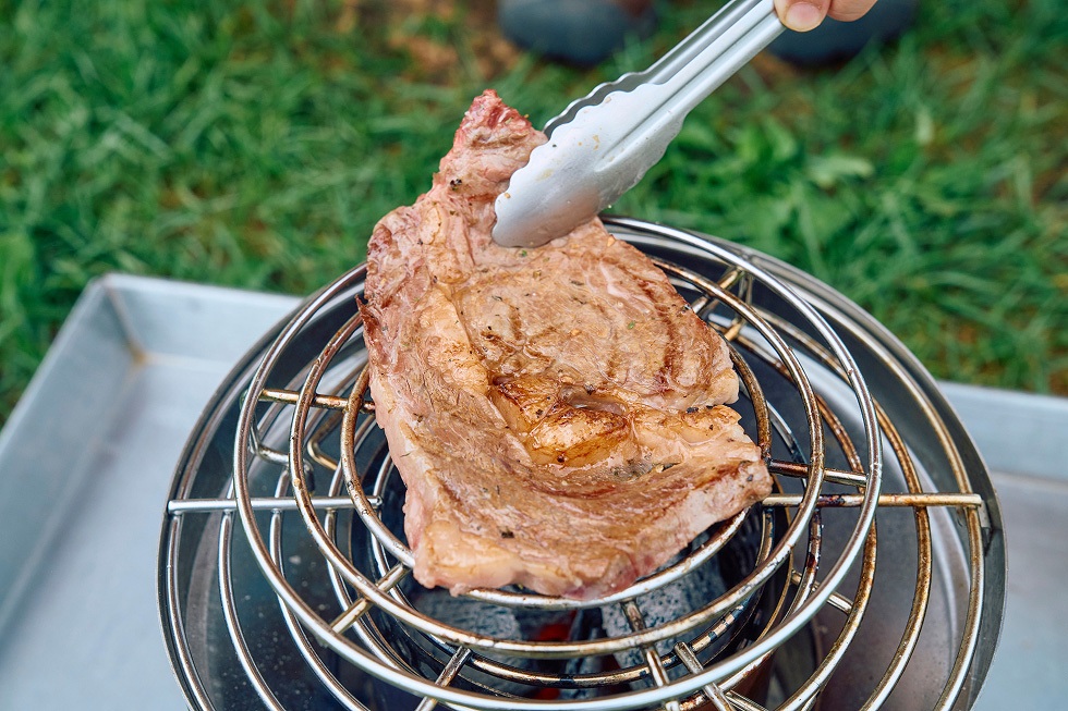 リブロースを炭火で焼く