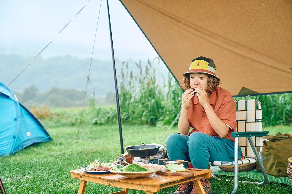 おにぎりをほおばる