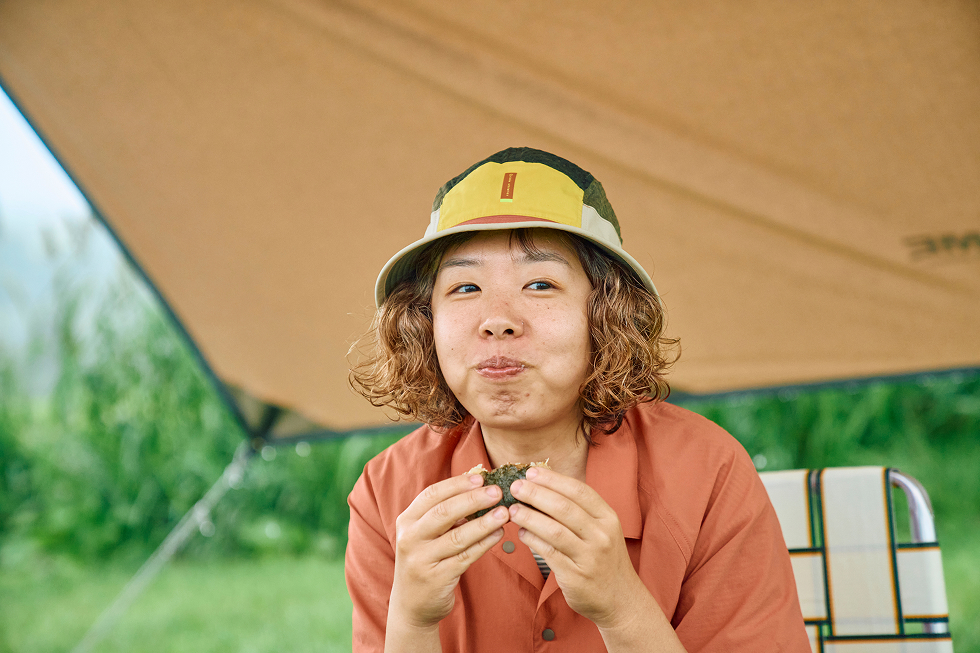 おにぎりを咀嚼する