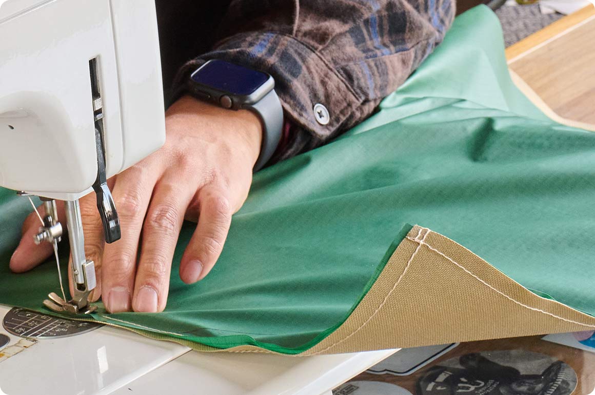 縫い合わせる作業