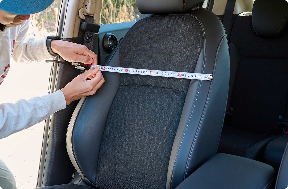 運転席（助手席）の採寸を行う。①背面長さ、②座面長さ、③背面最大幅、④ヘッドレスト幅、⑤ヘッドレスト〜シートの斜めになっている箇所までの長さをそれぞれ採寸する。