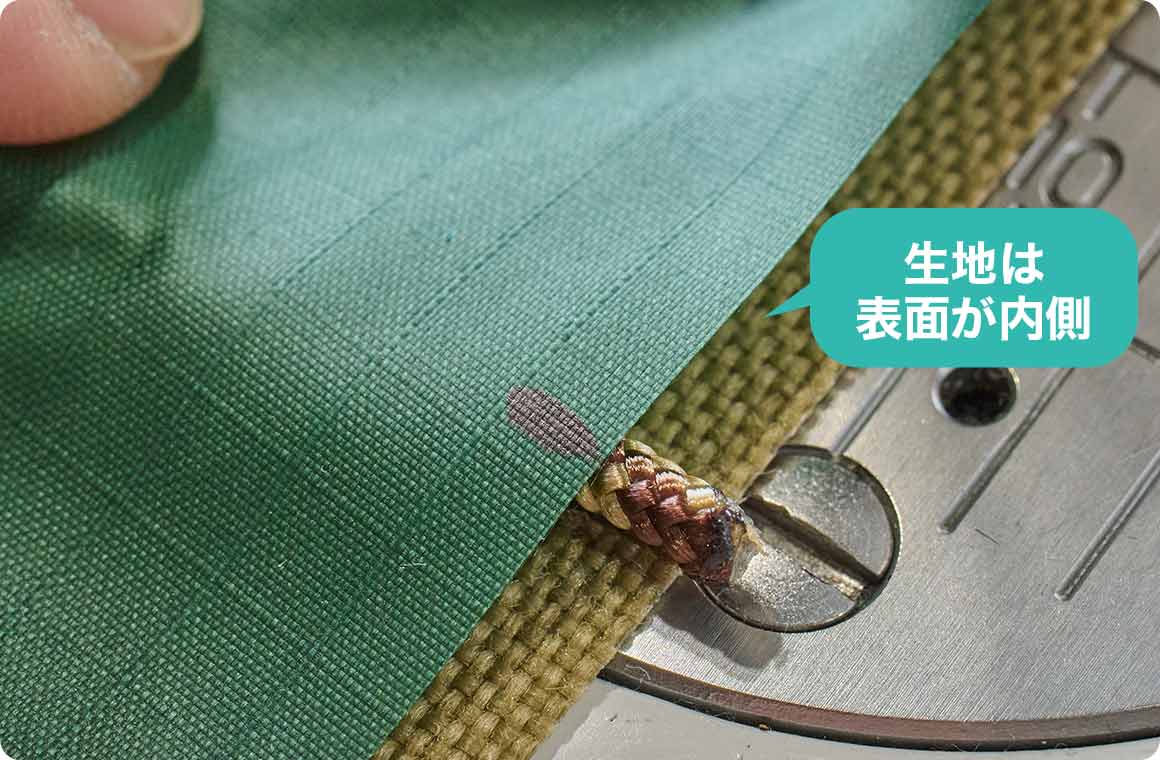 後に裏返しするため、2枚の生地の表面を内側にしてから作業開始。まずは外周を縫い合わせていく。トップ用のパラコードは印を付けた部分に合わせて縫う。