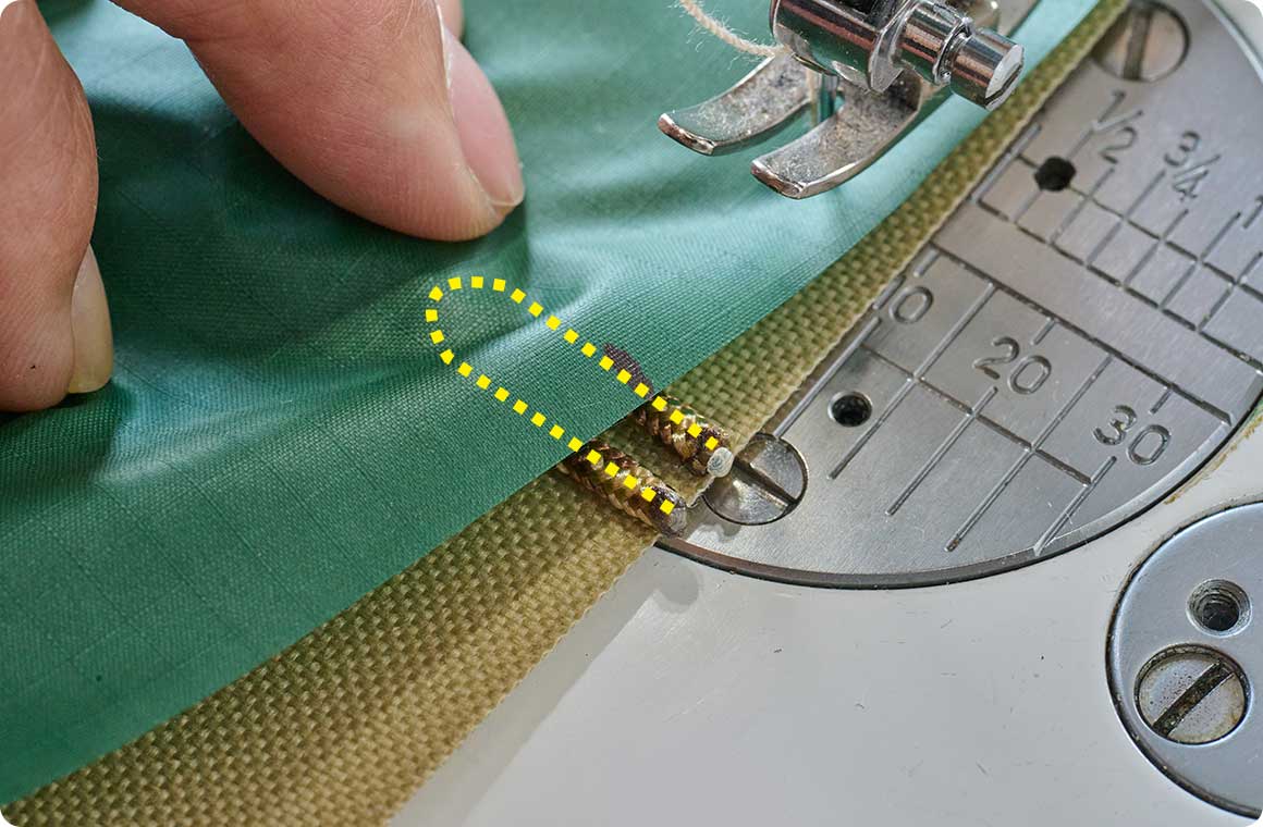 サイドループ用のパラコードは内側に向かって輪っかを作り、印をコードの両端の中心に配置して縫う。