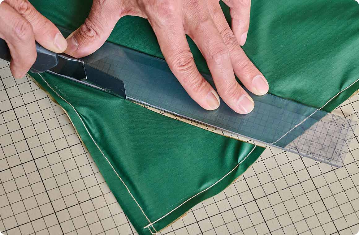 生地上部、ペンで斜めにラインを引いた部分をカッターでカットする。