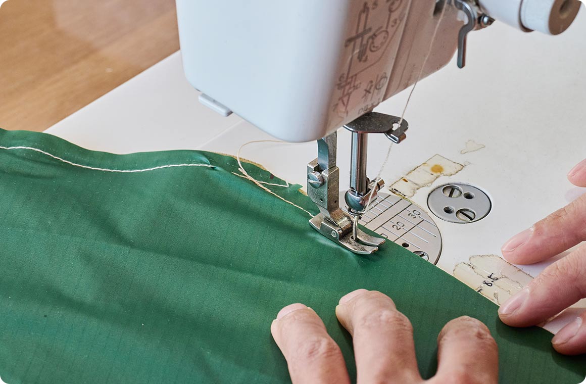 カットした部分を縫う。反対側でも同様の作業を行う。