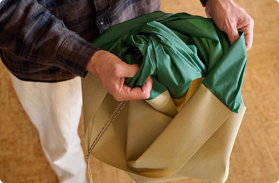 縫わないでおいたボトム部から生地を裏返す。