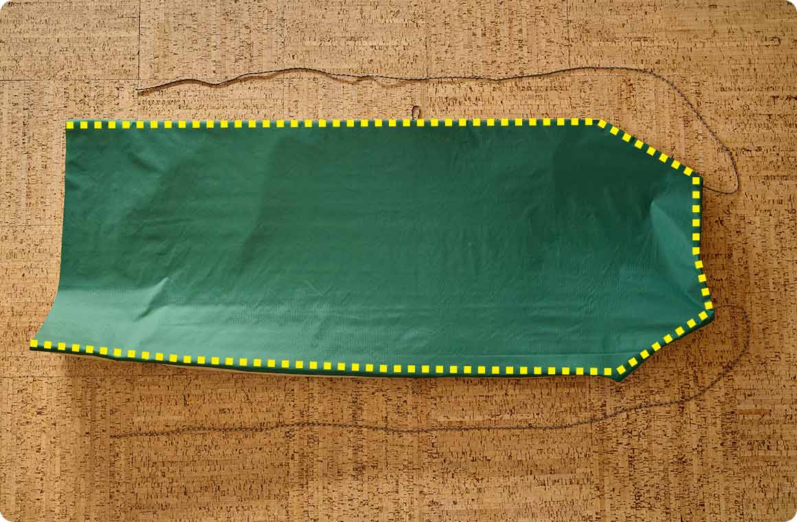 裏返して広げた状態。黄色のラインのフチを縫っていく。ここでもまだボトム部は縫わない。