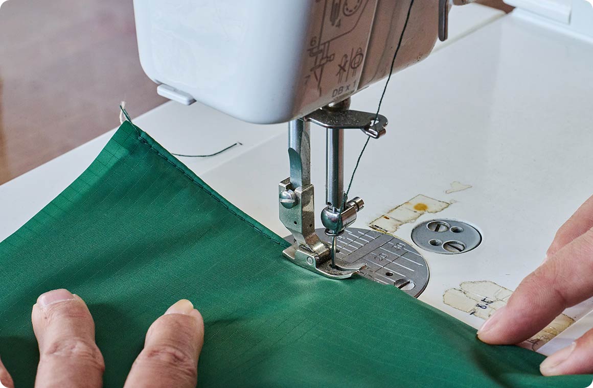 ボトムの辺以外のフチを縫う。