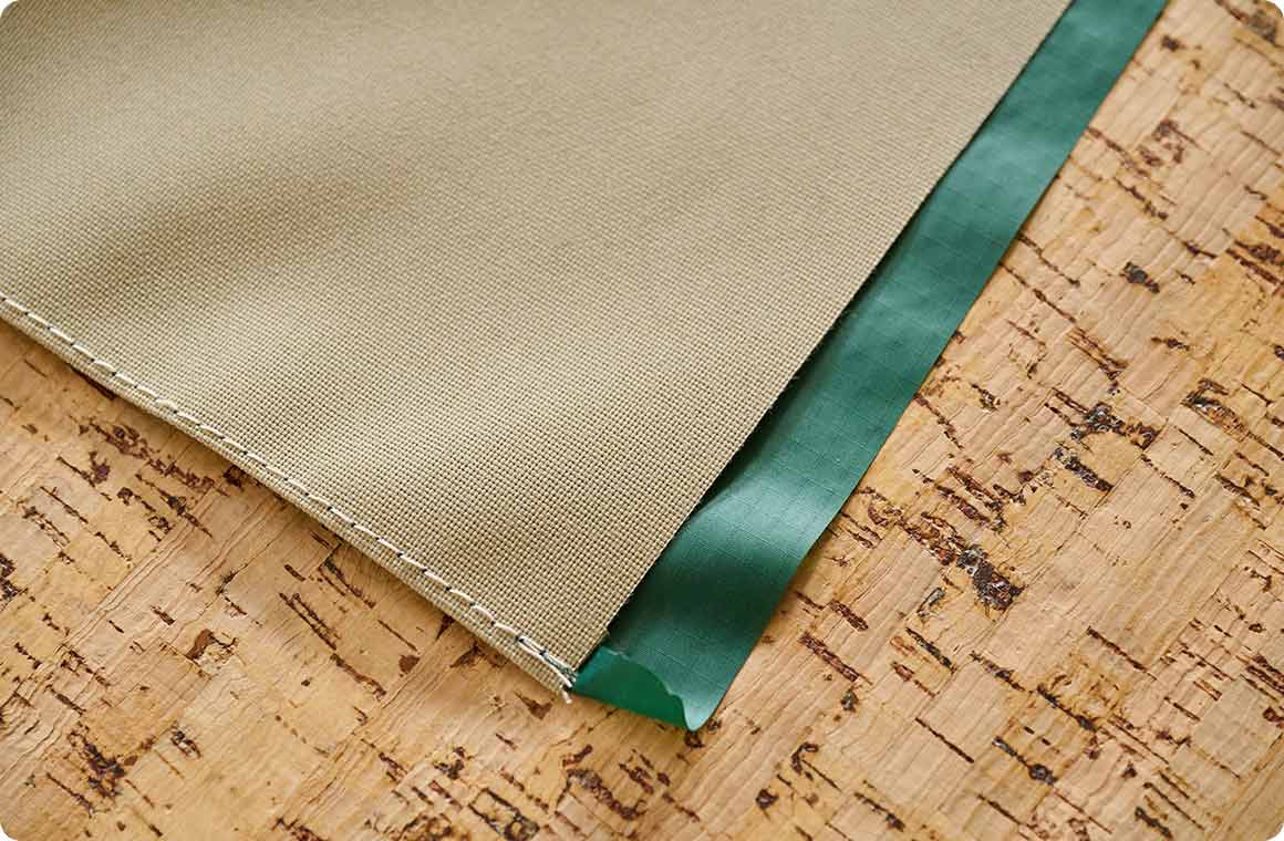 今回のDIYでは素材違いの生地を縫い合わせるため、ズレが生じやすい。ボトム辺を縫う前にこのズレを調整する。