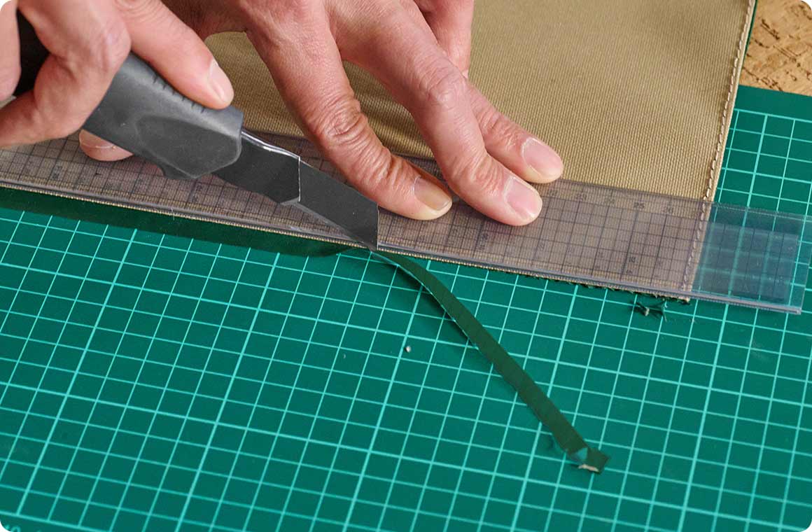 ズレの調整は、はみ出た部分をカッターでカットすればOK。