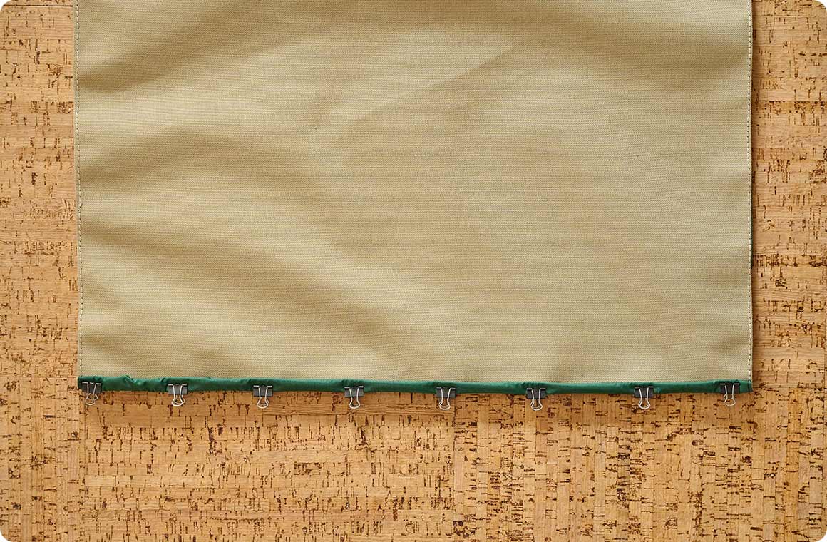 ボトム部分を1cm幅の2つ折りにする。この際、仮固定用にクリップがあると便利。