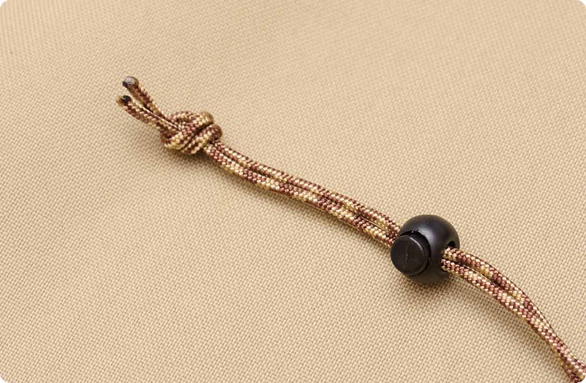 パラコードをまとめて、長さの調節がしやすいようにコードロックを取り付けたら完成。