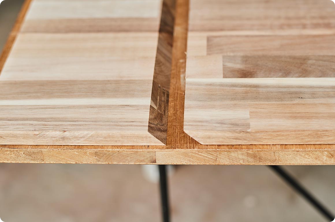 まずは天板の左右をカットします