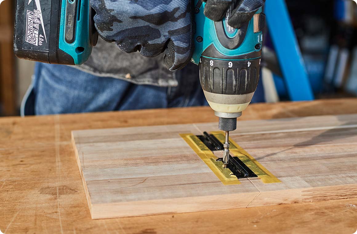 蝶番をビスで固定する