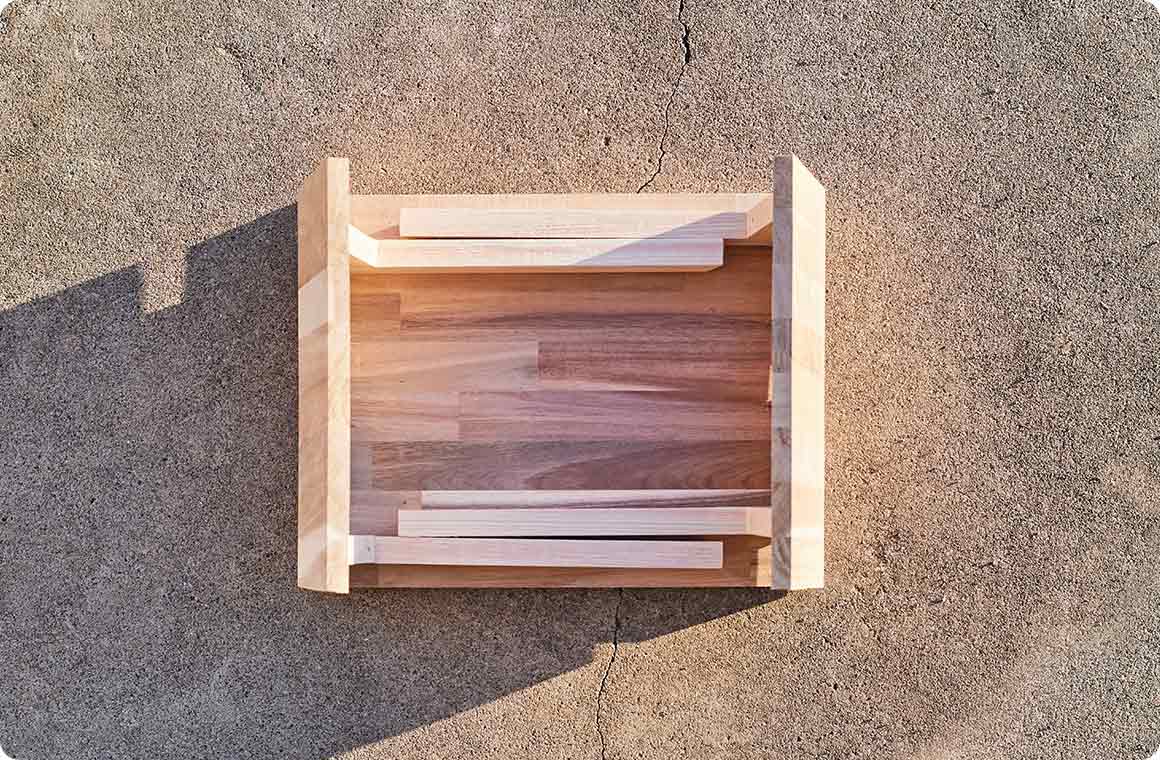 天板裏側から見た様子。脚は互い違いになっている