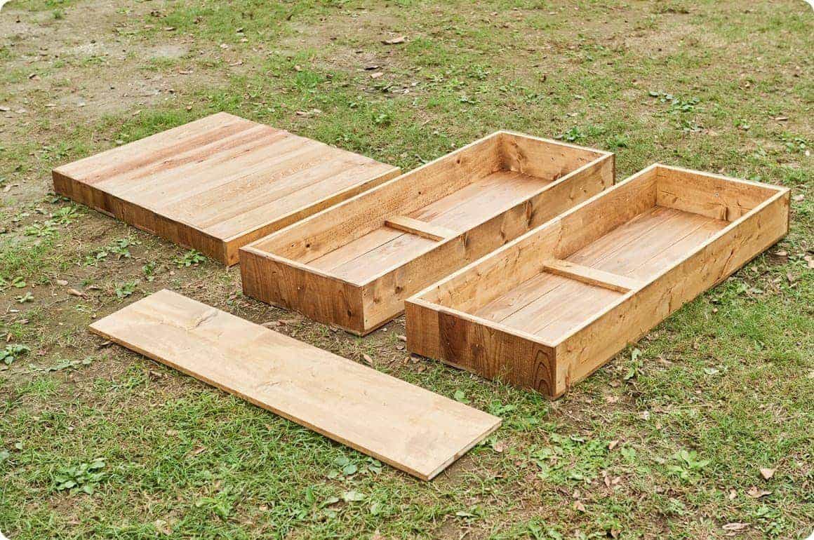 パーツを台枠2つと天板