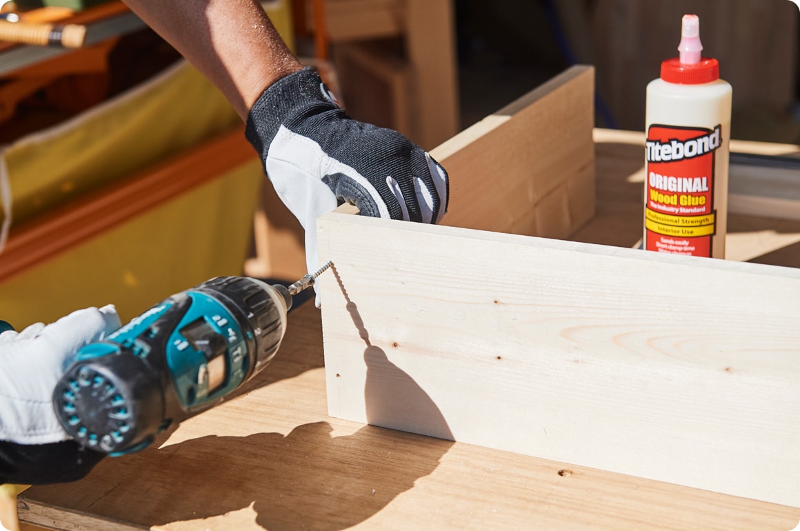 台枠と袖壁の枠組みを作ったら、その周りに化粧板を取り付けていきます。