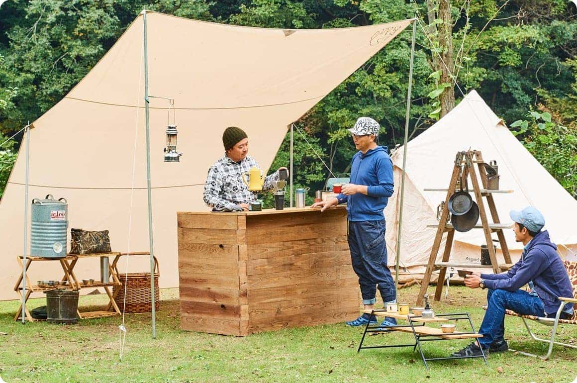 キャンプサイトの中心、タープの下に配置してアウトドアカフェ、オープンです！