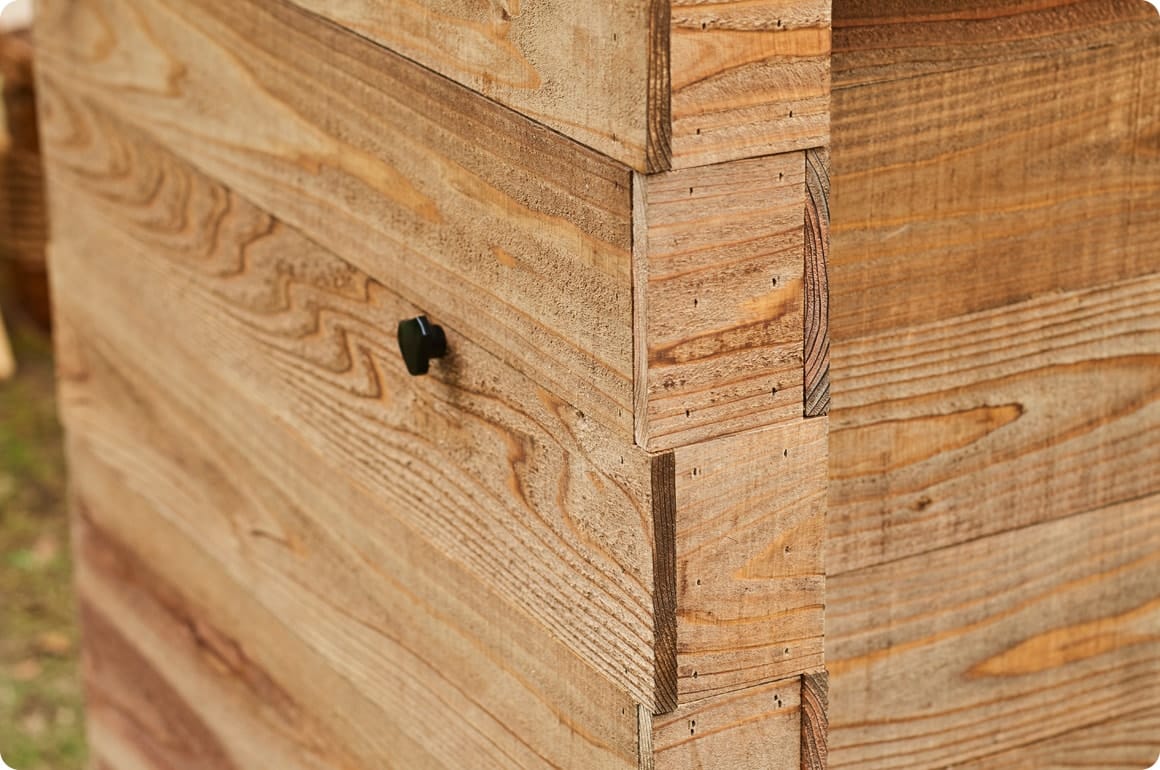 化粧板がジグザクに配されて個性的なデザインに