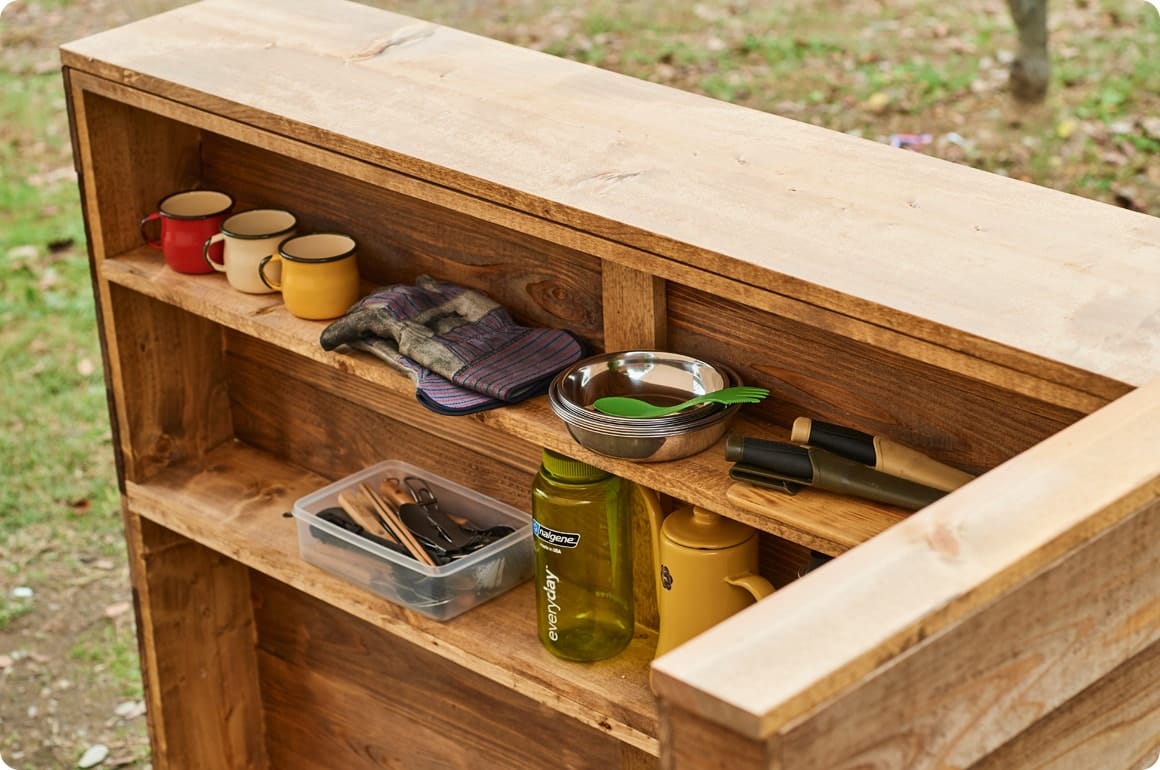 内側にダボ穴を開け、ダボを差し込んで板を載せるだけで、簡単に棚を加えることができます