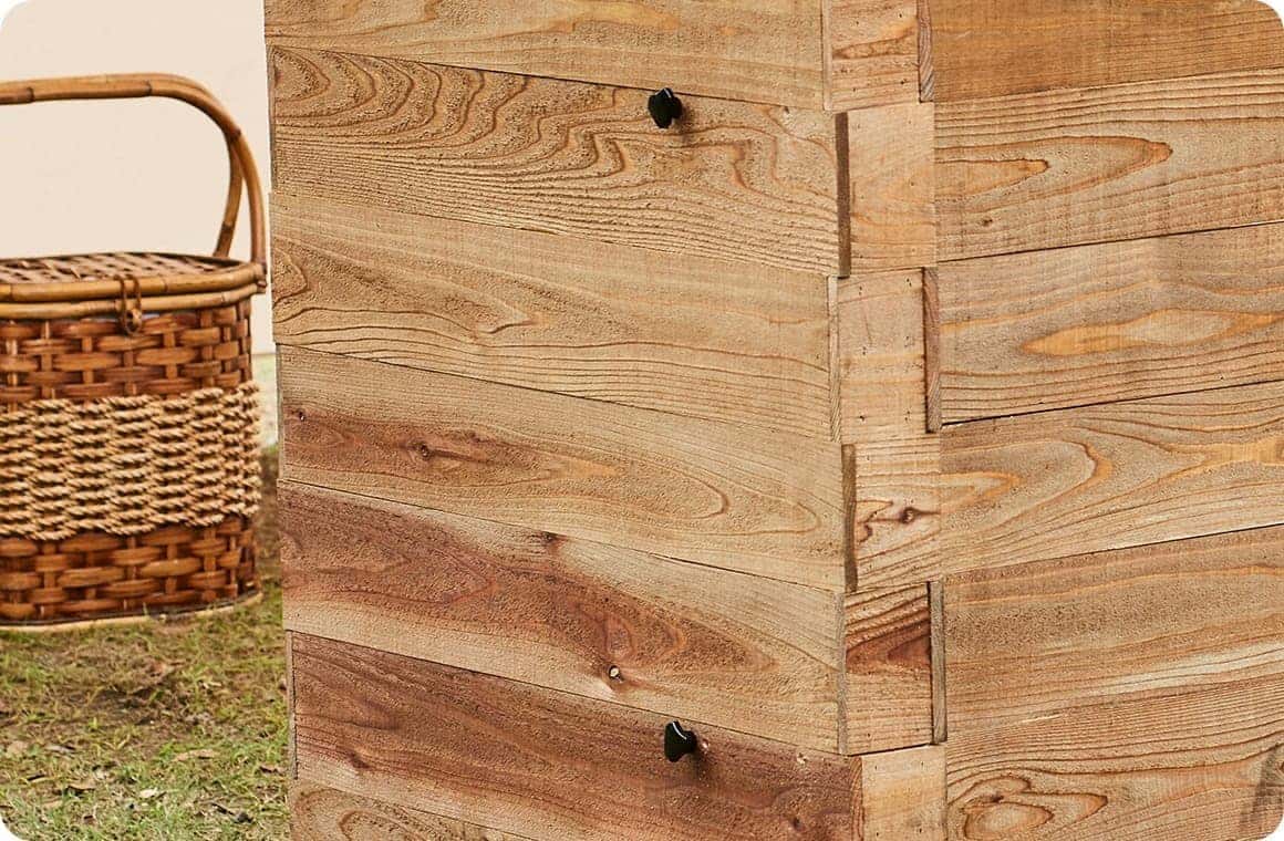 各パーツの固定に使用するボルトにはノブスター（握り取っ手）を付けて、手でボルトを締められるようにしました。工具不要で簡単に組み立て可能です。