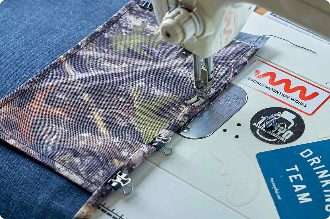 作業はひとつの直線ごと、ズレないようにダブルクリップを活用しながら縫っていきました。