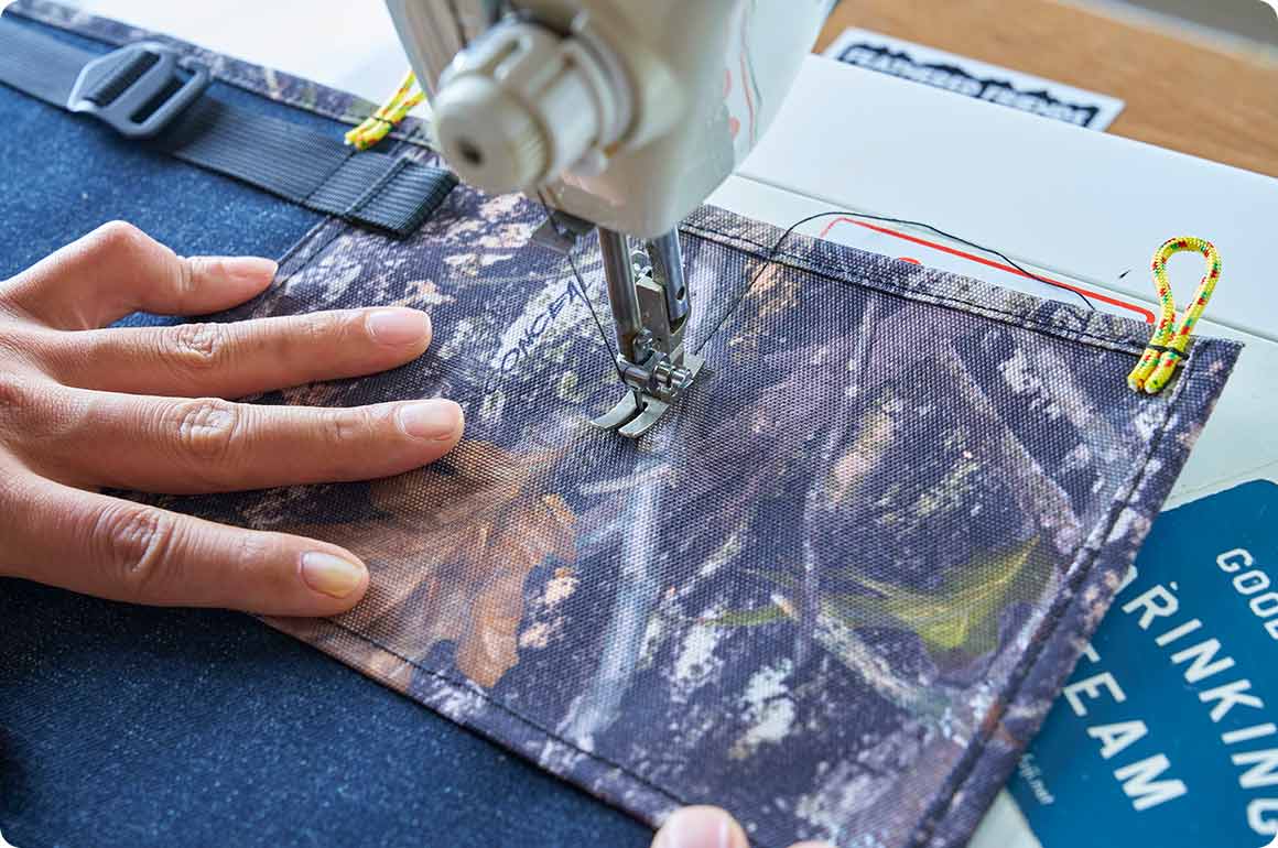 特徴的なイエローのループを縫い付けたら、最後にポケットのサイズを手持ちの道具に応じて調節