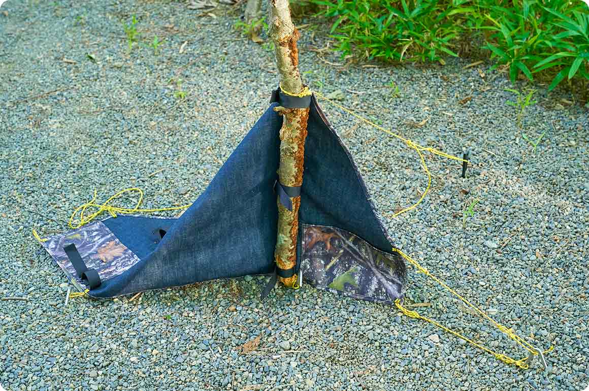 アルミシートを外側にして、吸盤で窓の内側に固定